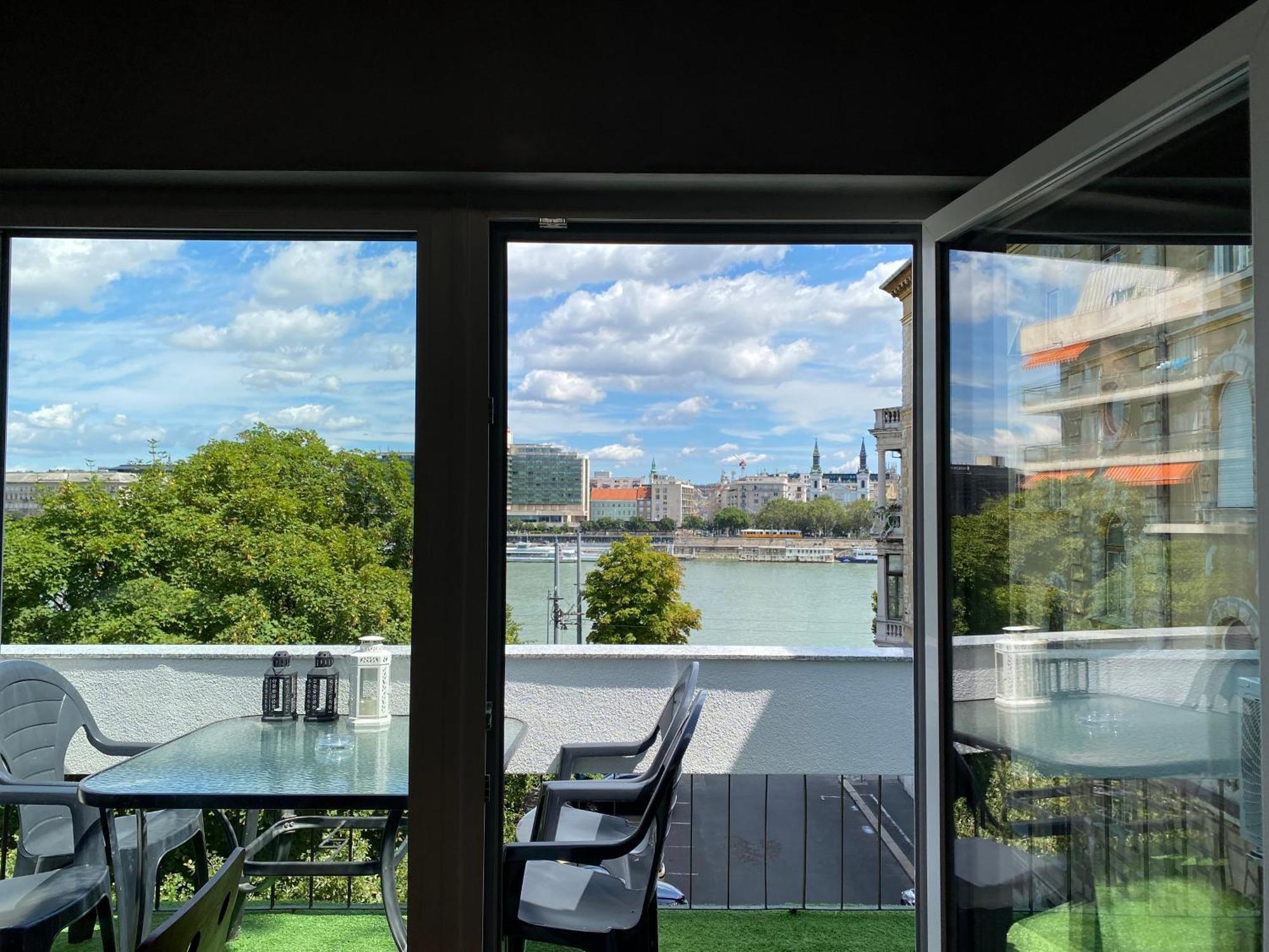 Danube View Artapartment With Balcony บูดาเปสต์ ภายนอก รูปภาพ